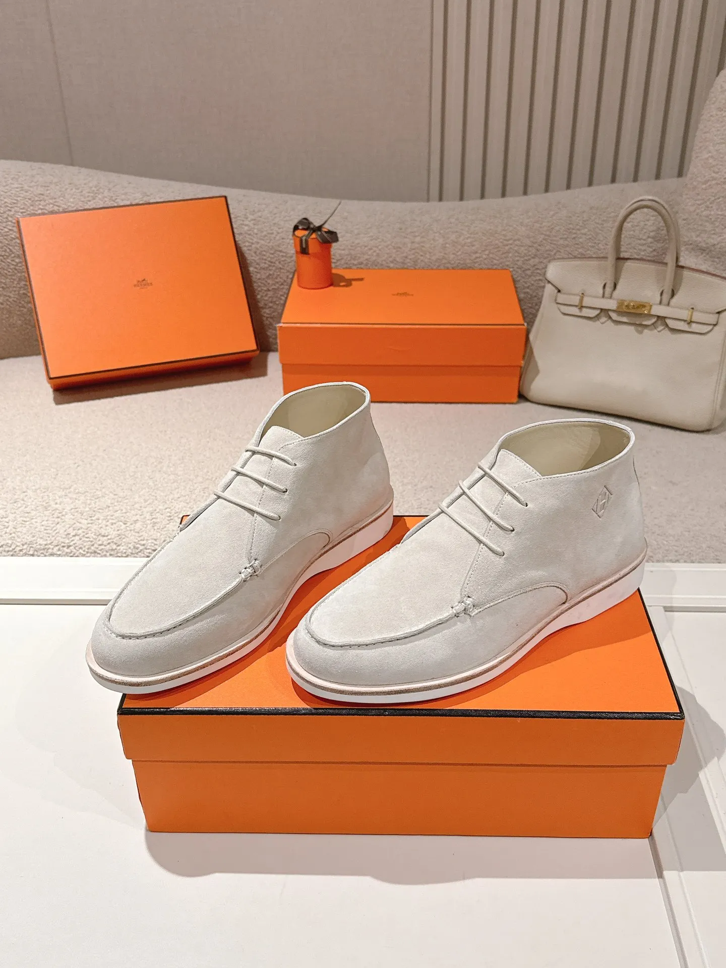 Men's Men's Shoes 660💰 Hermes men's size #26ss calfskin derby shoes, decorated with signature "H Diamant" details for a stylish and casual style. Fabric: Cow suede Lining: Mixed sheep lining Outsole: Genuine leather welt + original TPU Bottom thickness: 3CM Code number: 39-45 (customized at 46.47)